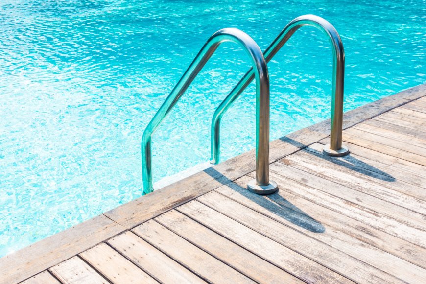 Secure and Stylish Aluminum Dock Stairs with Built-In Handrails